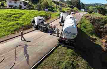 Nova Laranjeiras - Carreta carregada com gasolina quase tomba em córrego às margens da BR-277